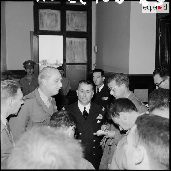 Le général Sir Hugh Stockwell et le vice-amiral d'escadre Barjot au cours d'une conférence de presse à Port-Saïd.