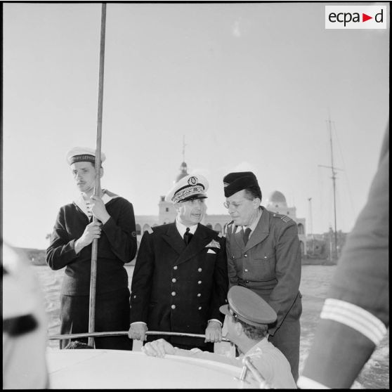 Le vice-amiral d'escadre Barjot et le commandant Maurice Schumann à bord d'une vedette du Georges Leygues, sur le canal de Suez.