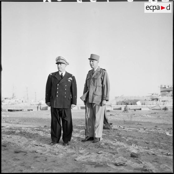 Le vice-amiral d'escadre Barjot et le général de division Beaufre.