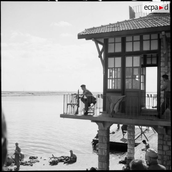 Les soldats britanniques occupent la gare maritime d'El Cap, située entre Port-Saïd et El Kantara, au bord du canal de Suez.