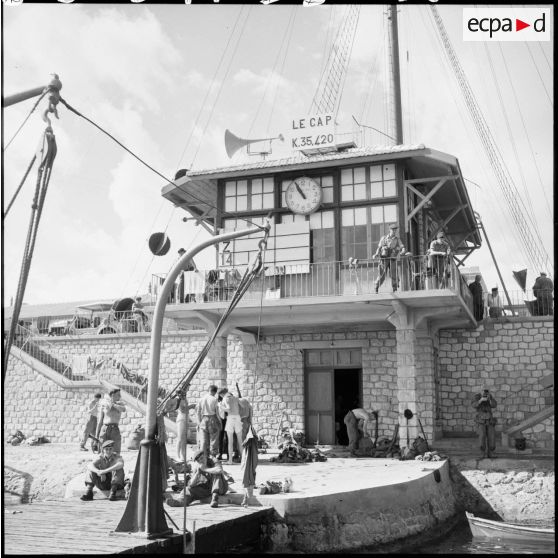 Les soldats britanniques occupent la gare maritime d'El Cap, située entre Port-Saïd et El Kantara.