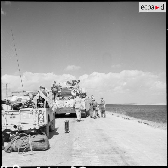 Les soldats britanniques occupent la route longeant le canal de Suez et conduisant à El Cap, en direction d'El Kantara.