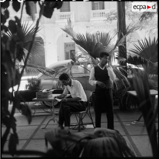 La vente de bouteilles de whisky devant l'Hôtel Eastern à Port-Saïd.