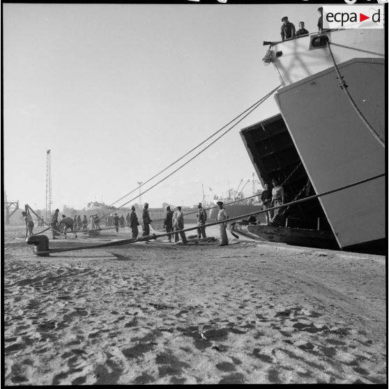 Un bâtiment de débarquement LST (landing ship tank) de la Marine nationale.
