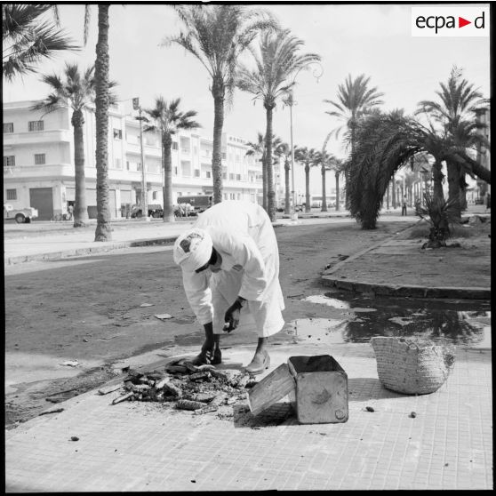 Un Egyptien ramasse du pain carbonisé.