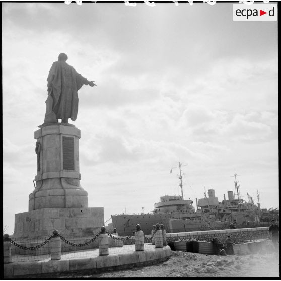 La statue de Ferdinand de Lesseps à l'entrée du canal de Suez.