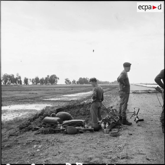 Les soldats britanniques creusent des trous individuels et consolident leurs positions le long du canal de Suez, dans les environs d'El Cap.