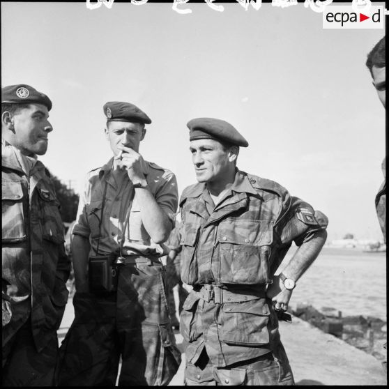 Des parachutistes de la 10e DP dans les environs d'El Cap.