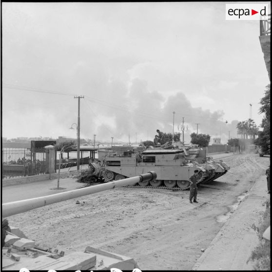 Chars britanniques Centurion, dont un transformé en dépanneur-niveleur, à Port-Saïd.