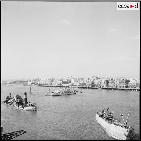 Les bateaux Péluse et Pollux sabordés par les autorités égyptiennes à l'entrée du canal de Suez à Port-Saïd.