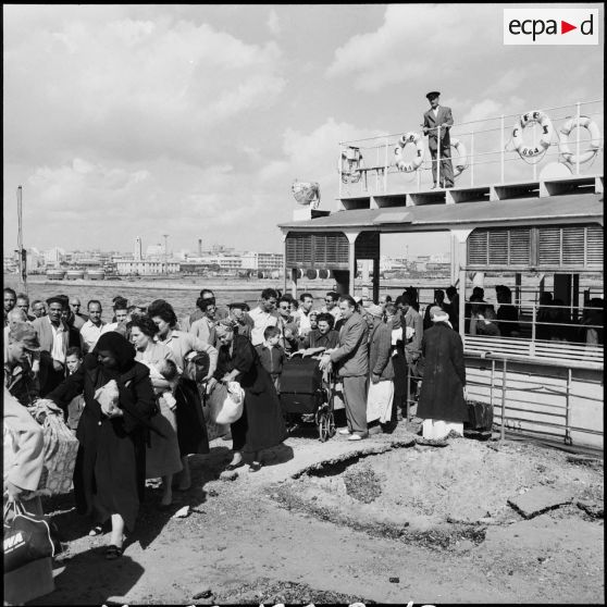 Les passagers débarquent du ferry assurant la traversée du canal de Suez.