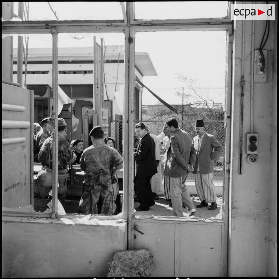 Un contrôle d'identité par des parachutistes français à Port-Fouad.