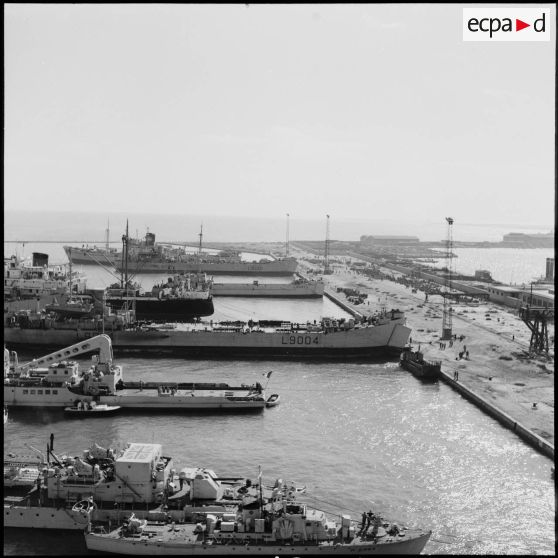 Une partie du groupement amphibie français à Port-Saïd avec les LST Rance (L 9004) et Laïta (L 9001).