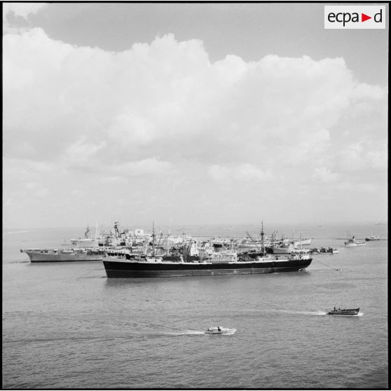 Un navire de commerce, réquisitionné pour le transport de troupes et de véhicules, à Port-Saïd.