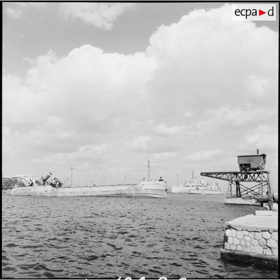 Le Pollux sabordé par les autorités égyptiennes à l'entrée du canal de Suez à Port-Saïd.