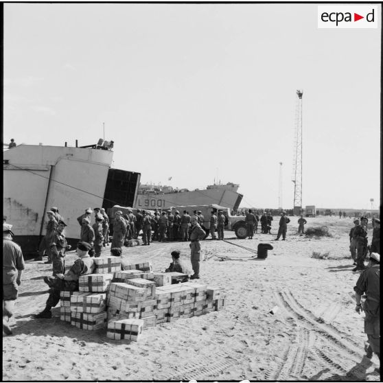 Le matériel est débarqué des LST, parmi lesquels le Laïta (L 9001), à Port-Fouad.