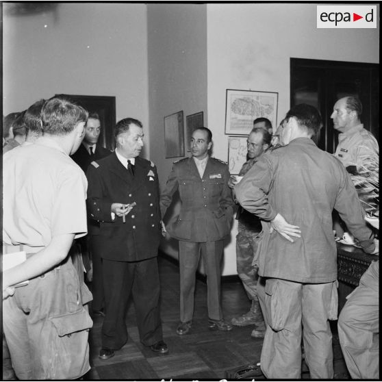 Le vice-amiral d'escadre Barjot reçoit des reporters du SCA.