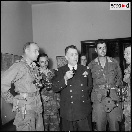Le vice-amiral d'escadre Barjot reçoit des reporters du SCA.