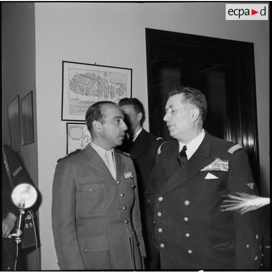Le vice-amiral d'escadre Barjot s'entretient avec le chef d'escadron Frois lors d'une réception en l'honneur des reporters du SCA.