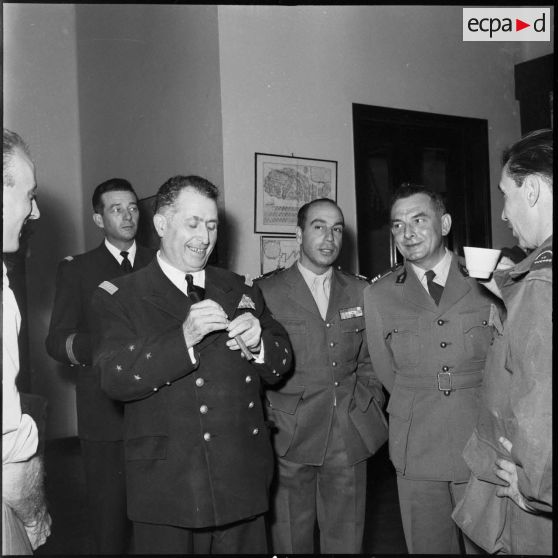 Le vice-amiral d'escadre Barjot reçoit des reporters du SCA.