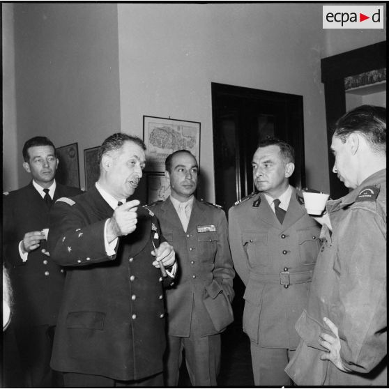 Le vice-amiral d'escadre Barjot reçoit des reporters du SCA.