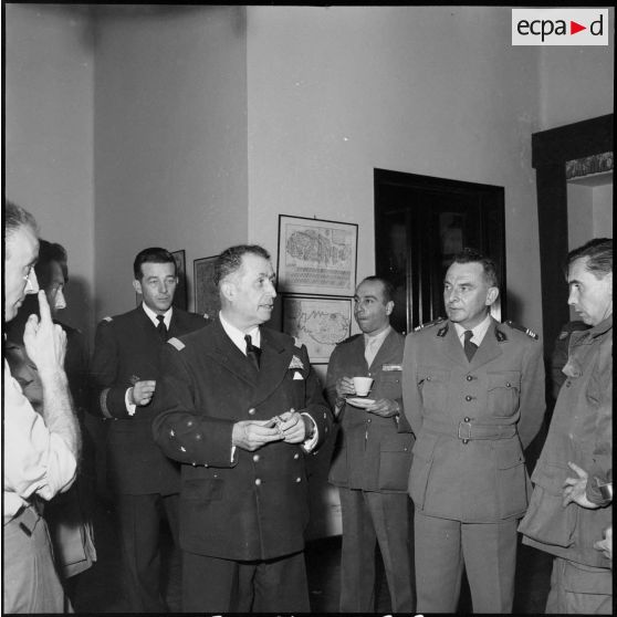 Le vice-amiral d'escadre Barjot reçoit des reporters du SCA.