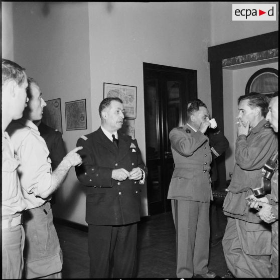 Le vice-amiral d'escadre Barjot reçoit des reporters du SCA.
