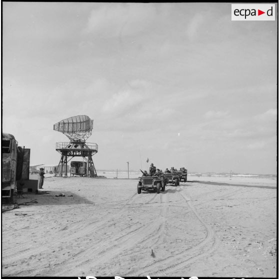 L'escadron du 2e RPC effectue une reconnaissance armée en jeep à l'est de Port-Fouad, le long de la côte.