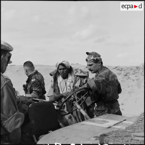 Un militaire égyptien fait prisonnier par les parachutistes du 2e RPC, au cours d'une reconnaissance armée en jeep à l'est de Port-Fouad, le long de la côte.