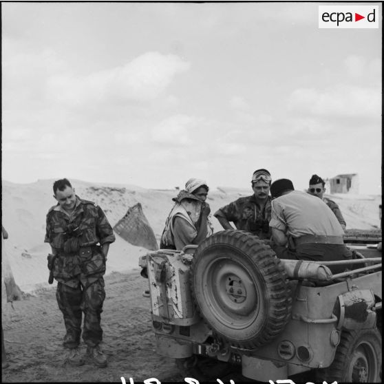 Un militaire égyptien fait prisonnier par les parachutistes du 2e RPC, au cours d'une reconnaissance armée en jeep à l'est de Port-Fouad, le long de la côte.