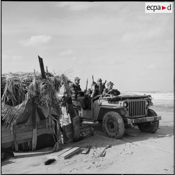 L'escadron du 2e RPC (régiment de parachutistes coloniaux) effectue une reconnaissance armée en jeep à l'est de Port-Fouad, le long de la côte