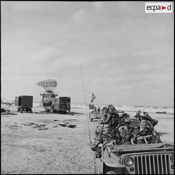 L'escadron du 2e RPC effectue une reconnaissance armée en jeep à l'est de Port-Fouad, le long de la côte.