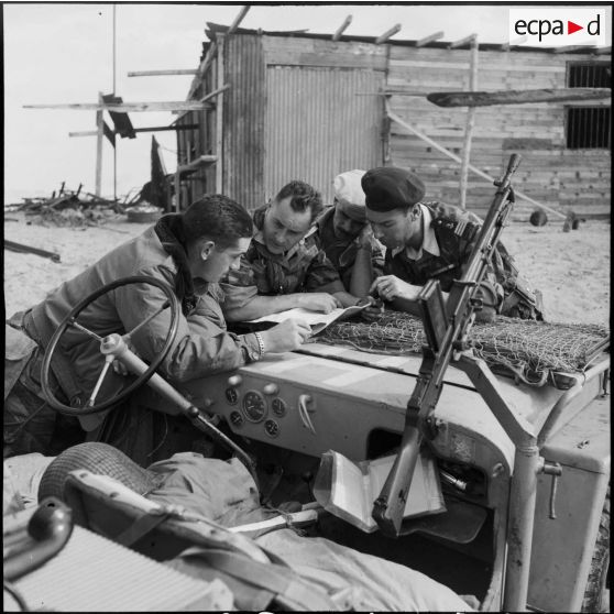 L'escadron du 2e RPC effectue une reconnaissance armée en jeep à l'est de Port-Fouad, le long de la côte.