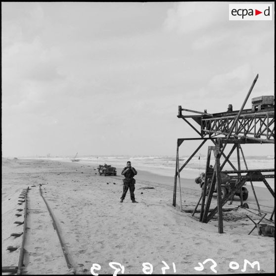 L'escadron du 2e RPC (régiment de parachutistes coloniaux) effectue une reconnaissance armée en jeep à l'est de Port-Fouad, le long de la côte.