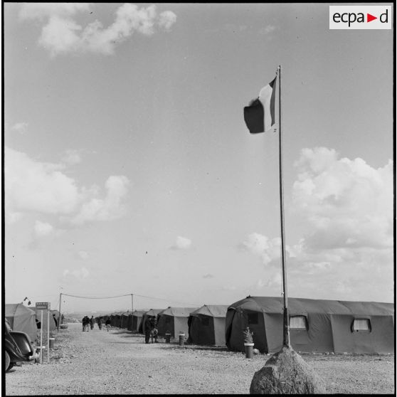 Les couleurs françaises flottent à l'entrée du camp du GM1 (groupe mixte n°1) sur la base aérienne d'Akrotiri (Chypre).