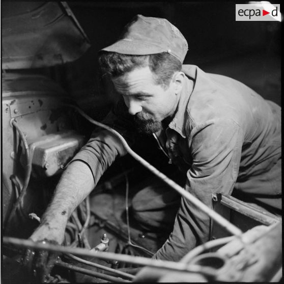 Le sergent mécanicien Albert Razurel dans le garage de l'élément de transport Air au camp du GM1, implanté sur la base aérienne d'Akrotiri (Chypre).
