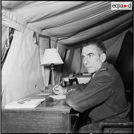 Portrait du colonel Barthélémy dans une tente du camp du GM1, implanté sur la base aérienne d'Akrotiri (Chypre).