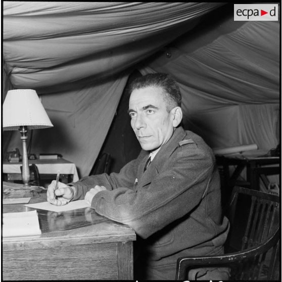 Portrait du colonel Barthélémy dans une tente du camp du GM1, implanté sur la base aérienne d'Akrotiri (Chypre).