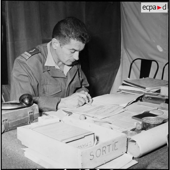 Portrait du lieutenant-colonel Mangin dans une tente du camp du GM1, implanté sur la base aérienne d'Akrotiri (Chypre).