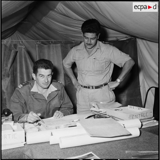 Portrait du lieutenant-colonel Mangin dans une tente du camp du GM1, implanté sur la base aérienne d'Akrotiri (Chypre).