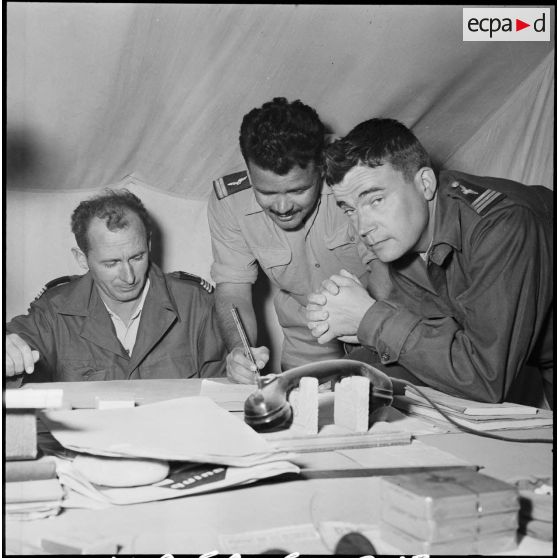 Le commandant Gatissou, le lieutenant Bourret et le capitaine Kaufmann sous une tente du camp du GM1, implanté sur la base aérienne d'Akrotiri (Chypre).
