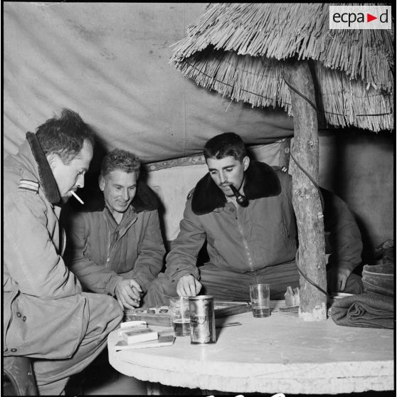 Le bar des officiers sous une tente du camp du GM1, implanté sur la base aérienne d'Akrotiri (Chypre).