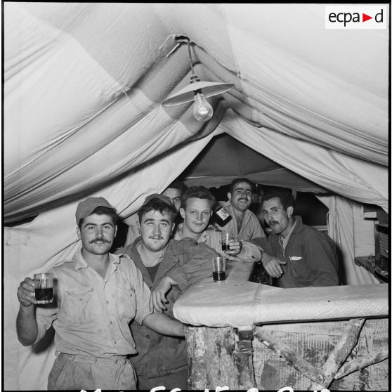 Un foyer sous une tente du camp du GM1, implanté sur la base aérienne d'Akrotiri (Chypre).