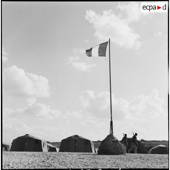 Les couleurs françaises flottent à l'entrée du camp du GM1 (groupe mixte n°1) sur la base aérienne d'Akrotiri (Chypre).