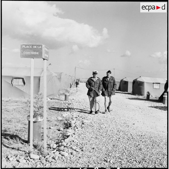 L'allée principale du camp du GM1 sur la base aérienne d'Akrotiri (Chypre).