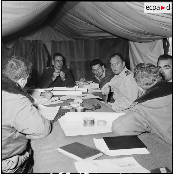 Le colonel Barthélémy préside une réunion dans la salle de conférence du camp du GM1, implanté sur la base aérienne d'Akrotiri (Chypre).