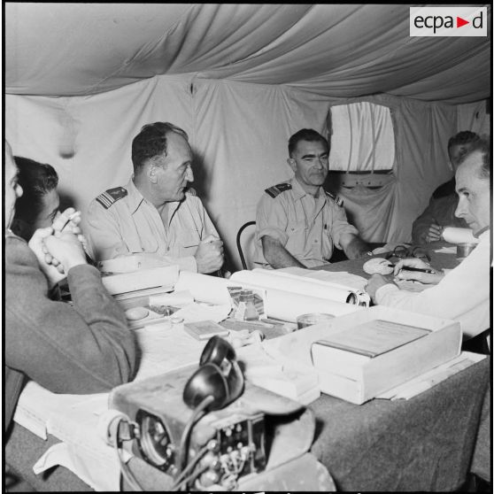 Le colonel Barthélémy préside une réunion dans la salle de conférence du camp du GM1, implanté sur la base aérienne d'Akrotiri (Chypre).