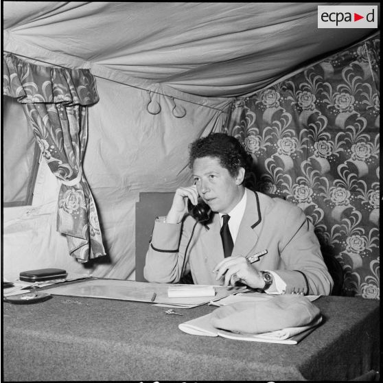 Mademoiselle Jobert, assistante sociale, dans la bibliothèque - salle de lecture du GM1, implanté sur la base aérienne d'Akrotiri (Chypre).