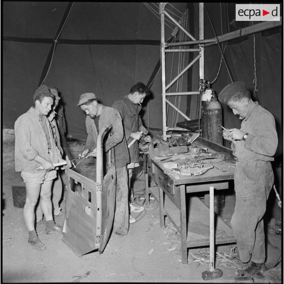 Le garage de l'élément de transport Air au camp du GM1, implanté sur la base aérienne d'Akrotiri (Chypre).