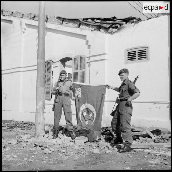 Deux soldats britanniques (Royal Marines) présentent un drapeau, après le cessez-le-feu à Port-Saïd.